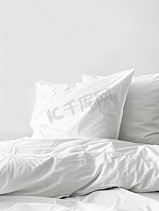 白色背景下的白色床上用品和枕头