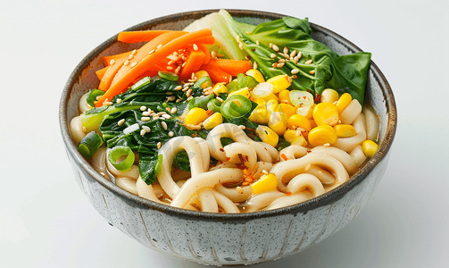 蔬菜纯素乌冬面配玉米胡萝卜和白菜