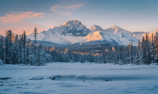 冬季日出与新鲜的雪覆盖的森林和山脉