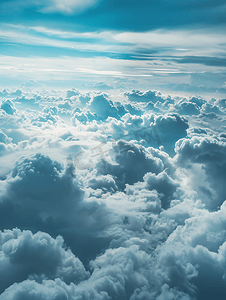 抽象云彩摄影照片_全景蓬松的云彩映衬在蓝天