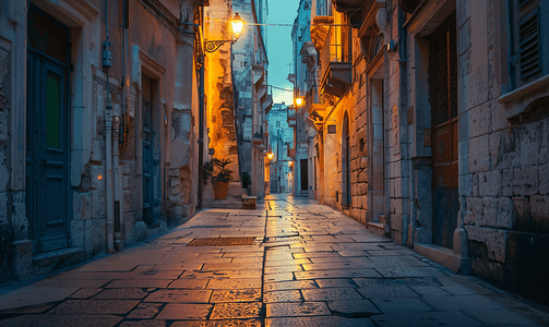 日落后俯视意大利巴里老城的一条街道