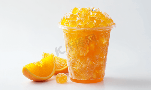 橙色清爽背景摄影照片_白色背景塑料杯中橙色的泥冰