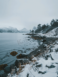 挪威海岸冬季有雪天气阴天