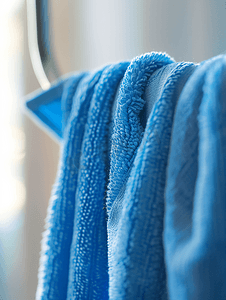 一条蓝色毛巾挂在衣架杆上