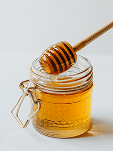 白色背景下用木棒制成的蜂蜜
