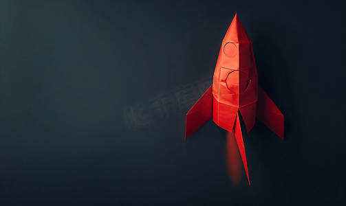 火箭启动摄影照片_红色的宇宙飞船纸飘浮在太空中