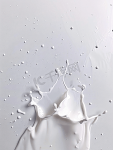 飞溅牛奶液体摄影照片_白色背景上分离的牛奶滴和溅