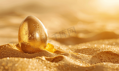 金丹和鸡蛋摄影照片_金蛋躺在金沙上
