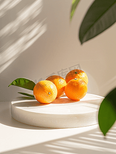 闪亮的白色圆形底座讲台上的橙色水果