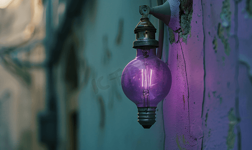 紫色灯泡贴在房子的墙上
