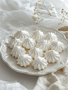 白盘上美丽的白色蛋白酥皮白蛋糕