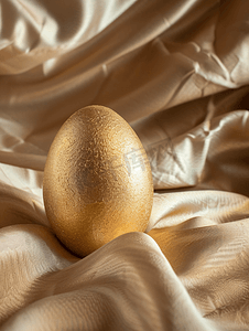 织物背景上的金蛋