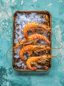虎虎生威卡通摄影照片_搪瓷托盘上冷冻虾虎虾的顶部视图