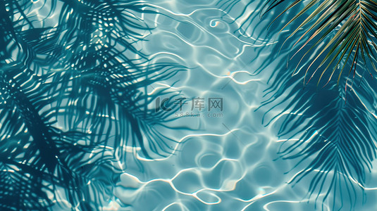 春节蓝色背景图片_透明蓝色清澈的水波棕榈叶图片