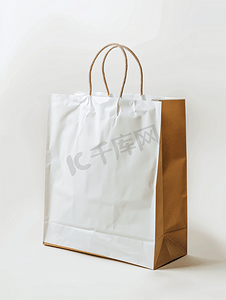 生态持续摄影照片_白色背景上带有复印空间的模拟购物袋