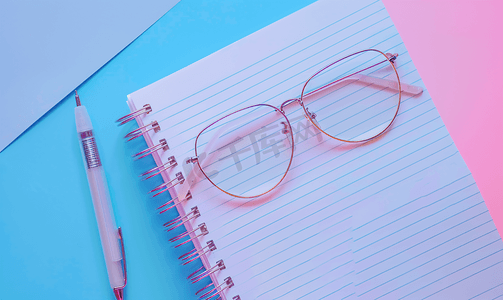 眼镜和记事本与空白页