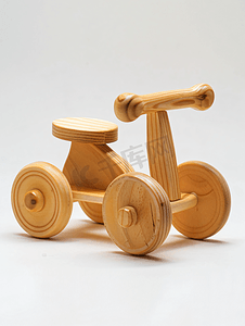 白色背景下的木制三轮车玩具