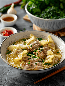 碎鸡蛋摄影照片_鸡蛋面配猪肉馄饨汤或猪肉饺子汤和蔬菜