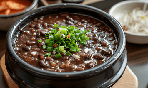 韩国红豆粥配年糕或帕祖克