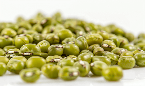 白色背景下分离的绿色绿豆组食物制备