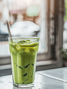 奶油抹摄影照片_透明玻璃杯中的冰抹茶绿茶饮料