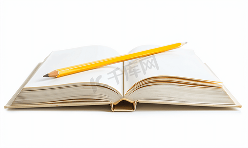 空白笔记本摄影照片_白色背景下孤立的空白本打开的书和一支铅笔