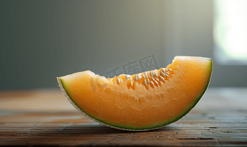 橙色清爽背景摄影照片_木桌上的一块成熟瓜