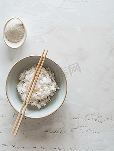 米饭肌肉摄影照片_用筷子在白色盘子上煮米饭