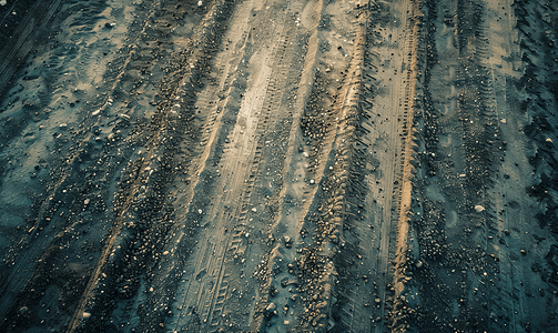 卡车轮胎摄影照片_从上面看有汽车轮胎痕迹的碎石路表面