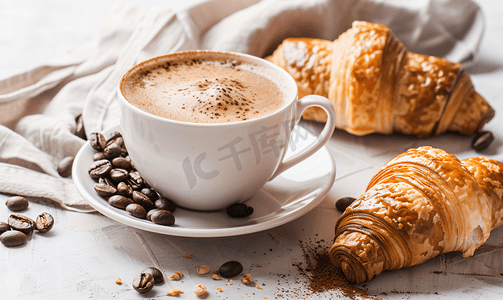 热摩卡咖啡杯和新鲜羊角面包健康饮食和甜食概念