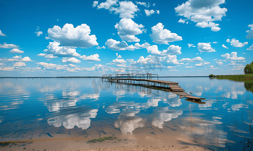 夏日大湖沙滩上的码头天空倒映着美丽的云彩