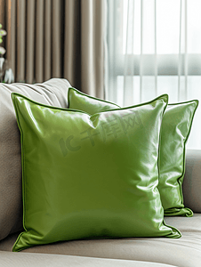 国潮海报案例分析摄影照片_沙发上的绿色皮革枕头