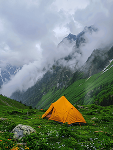 登山帐篷与青山背景覆盖着云彩