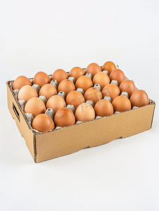 框中框摄影照片_白色背景中装满新鲜鸡蛋的纸箱
