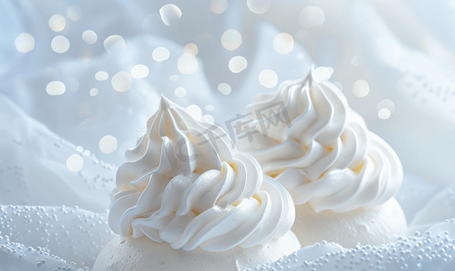 酥皮碎摄影照片_两个雪白蛋白酥皮美丽的白色蛋糕