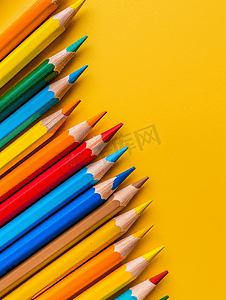 铅笔蜡笔彩色绘图集的顶视图