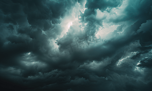 气象背景摄影照片_夏日地平线上的黑色雷暴风暴云