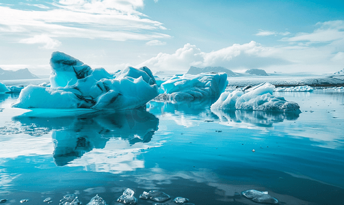 冰岛杰古沙龙冰湖碧绿的冰山漂浮在冰岛冰川泻湖中
