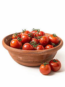 白色背景中突显了一个粘土碗里面有在阳光下晒干的西红柿