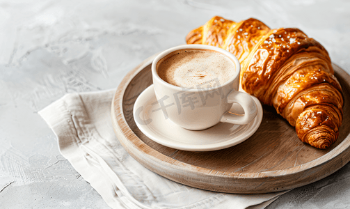 热摩卡咖啡杯和新鲜羊角面包健康饮食和甜食概念