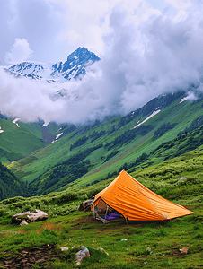 青山摄影照片_登山帐篷与青山背景覆盖着云彩