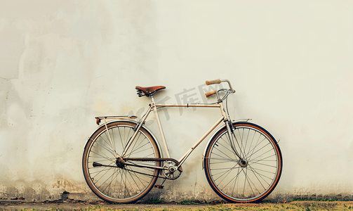 卡通自行车摄影照片_靠在墙上的老式自行车