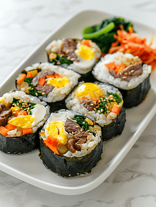 韩式整形技术摄影照片_韩式紫菜包饭配鸡蛋、蔬菜和牛肉