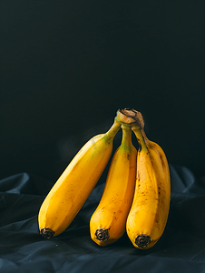 黑色背景上孤立着一大串漂亮的香蕉成熟的香蕉