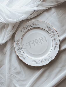 餐饮文化摄影照片_白桌上美丽的复古瓷盘