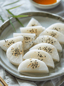 韩国中秋节摄影照片_韩国半月形年糕或松饼传统中秋节食品