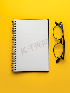 笔记本空白页摄影照片_笔记本打开空白页和眼镜