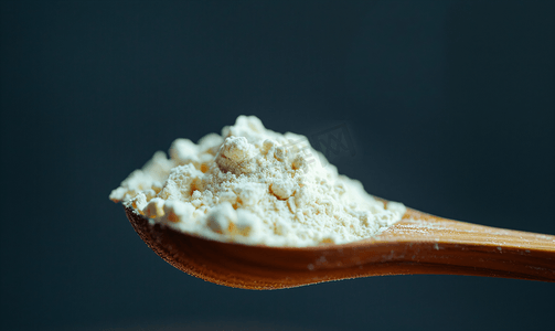 隔离陶瓷勺中的发酵粉