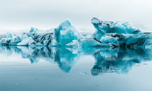 冰山摄影照片_冰岛杰古沙龙冰湖碧绿的冰山漂浮在冰岛冰川泻湖中
