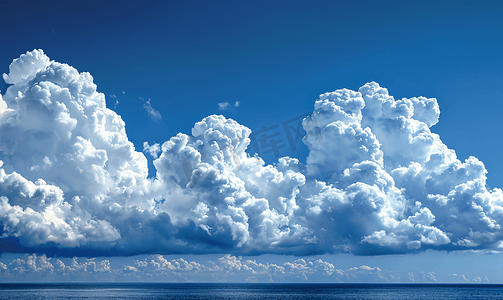 白色深蓝色摄影照片_九月深蓝色天空中的低积云